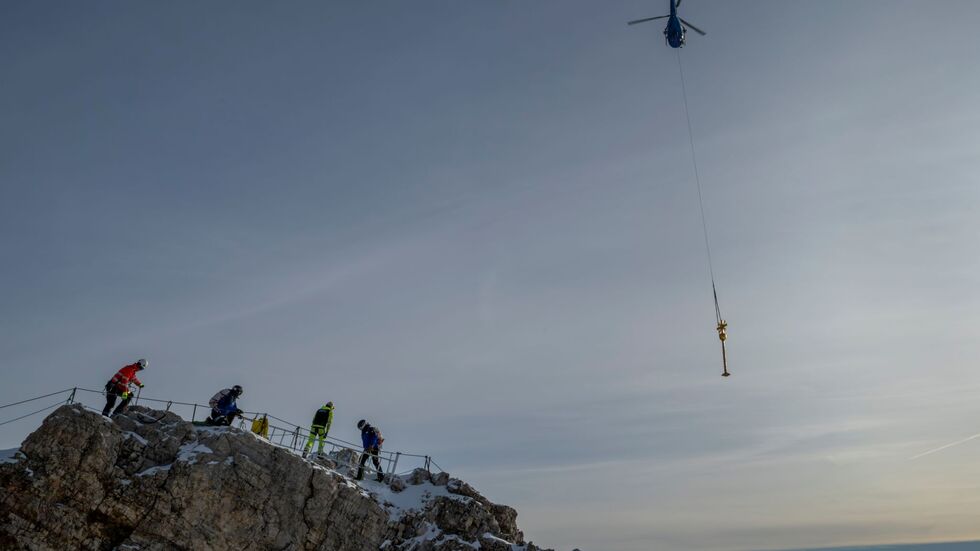 Das Kreuz der Zugspitze wurde für eine Restaurierung ins Tal geflogen. Das Kreuz der Zugspitze wurde für eine Restaurierung ins Tal geflogen.