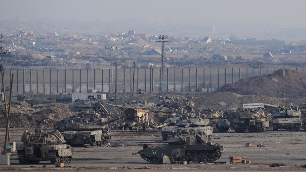 Panzer und anderes Militärgerät befeuern die Klimakrise - doch ihre Emissionen müssen nicht gemeldet werden. Panzer und anderes Militärgerät befeuern die Klimakrise - doch ihre Emissionen müssen nicht gemeldet werden.