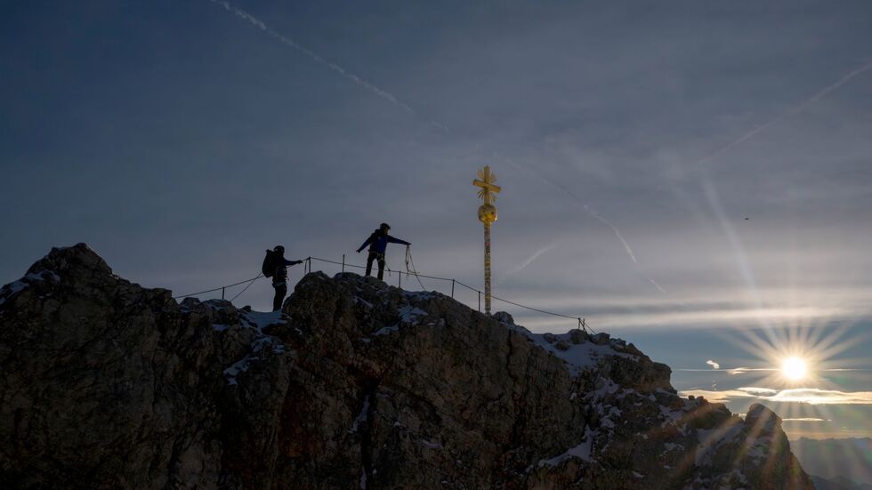 Bis das Kreuz zurückkehrt, wird der Gipfel der Zugspitze einen ungewohnten Anblick bieten. Bis das Kreuz zurückkehrt, wird der Gipfel der Zugspitze einen ungewohnten Anblick bieten.