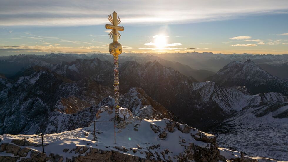 Zum Saisonstart auf der Zugspitze am 28. November soll das Kreuz wieder an seinem Platz auf dem Gipfel sein. Zum Saisonstart auf der Zugspitze am 28. November soll das Kreuz wieder an seinem Platz auf dem Gipfel sein.