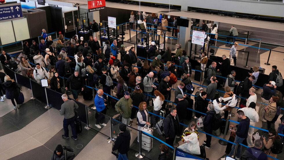 Lange Schlange wegen des Shutdowns am Flughafen Chicago. Lange Schlange wegen des Shutdowns am Flughafen Chicago.