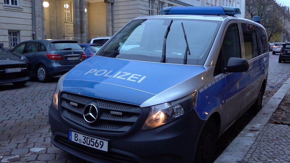 Ein Polizeiauto steht nach vermeintlichen Anschlagsandrohungen vor einer Berliner Schule. Ein Polizeiauto steht nach vermeintlichen Anschlagsandrohungen vor einer Berliner Schule.