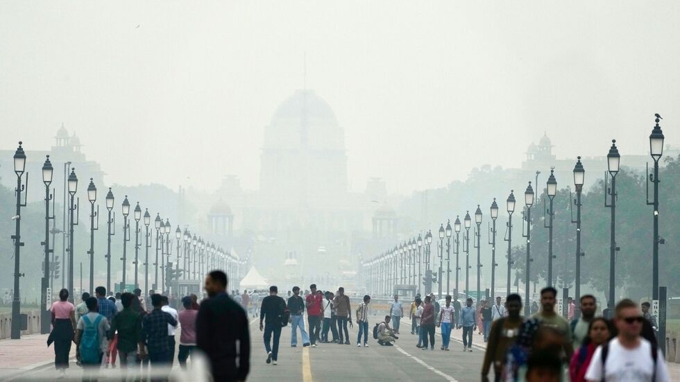 Menschen auf einer in Smog gehüllten Straße in Neu Delhi. (Archivbild) Menschen auf einer in Smog gehüllten Straße in Neu Delhi. (Archivbild)