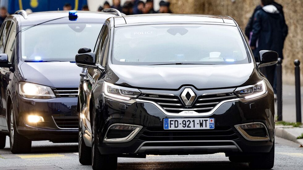 Unter großem Medienrummel und Polizeischutz verließ Sarkozy das Gefängnis La Santé in Paris Unter großem Medienrummel und Polizeischutz verließ Sarkozy das Gefängnis La Santé in Paris