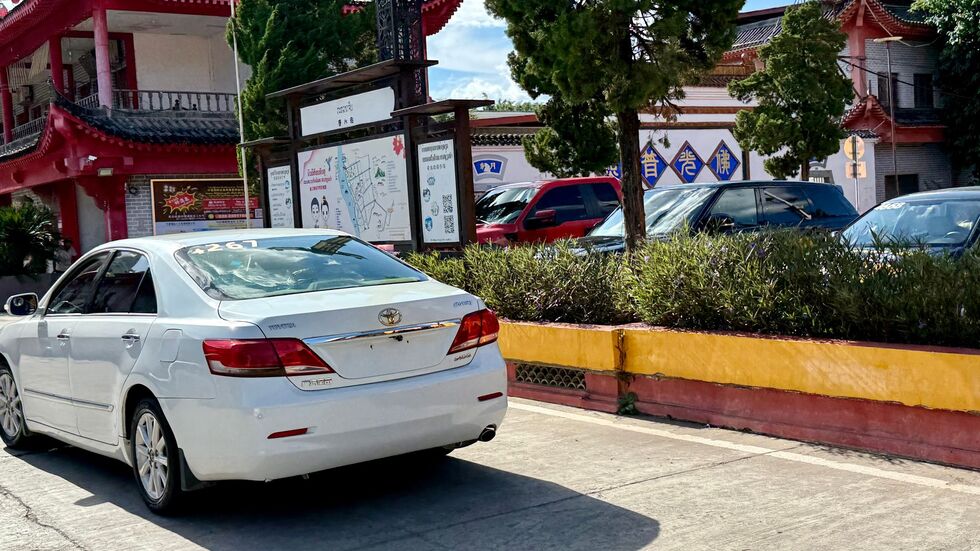 Die meisten Autos in der dubiosen Golden Triangle Special Economic Zone haben nicht einmal Nummernschilder. Die meisten Autos in der dubiosen Golden Triangle Special Economic Zone haben nicht einmal Nummernschilder.