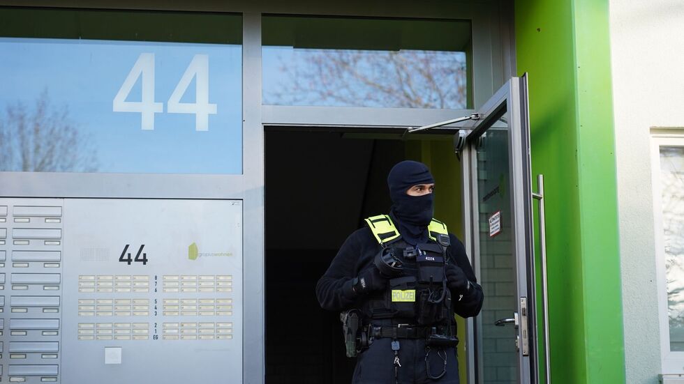 Die Beamten sicherten am frühen Morgen Material. Die Beamten sicherten am frühen Morgen Material.