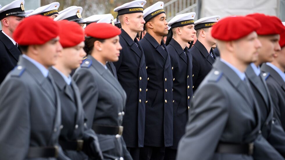 280 Rekrutinnen und Rekruten gelobten, «der Bundesrepublik Deutschland treu zu dienen und das Recht und die Freiheit des deutschen Volkes tapfer zu verteidigen». 280 Rekrutinnen und Rekruten gelobten, «der Bundesrepublik Deutschland treu zu dienen und das Recht und die Freiheit des deutschen Volkes tapfer zu verteidigen».