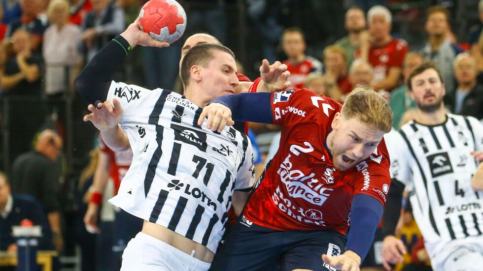 Elias Ellefsen á Skipagøtu (THW Kiel) im Zweikampf mit Simon Pytlick (SG Flensburg-Handewitt).