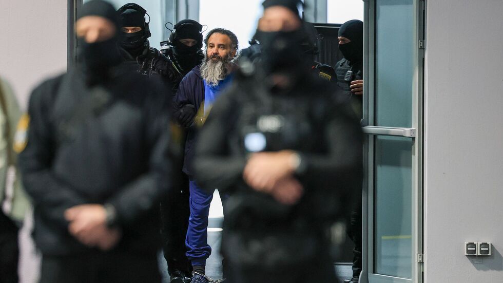 Der Angeklagte Taleb al-Abdulmohsen wird nach einer Pause wieder in den Gerichtssaal im temporären Gerichtsgebäude des Landgerichtes Magdeburg geführt.