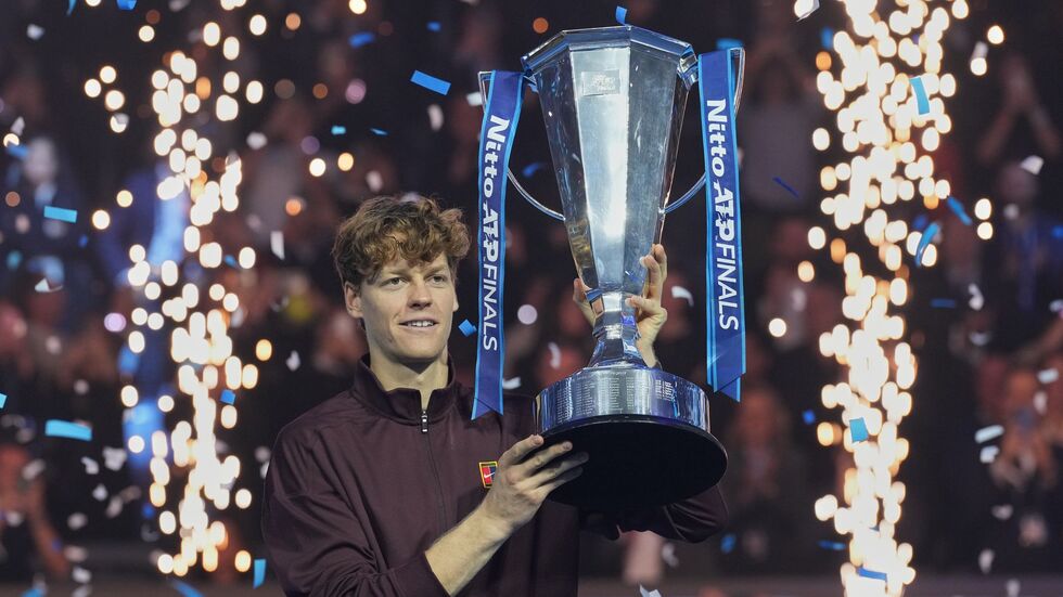 Sinner holt die Trophäe bei den ATP Finals.