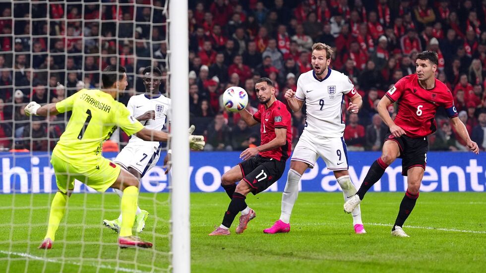 Englands Kapitän Harry Kane trifft zum Qualifikations-Abschluss doppelt.