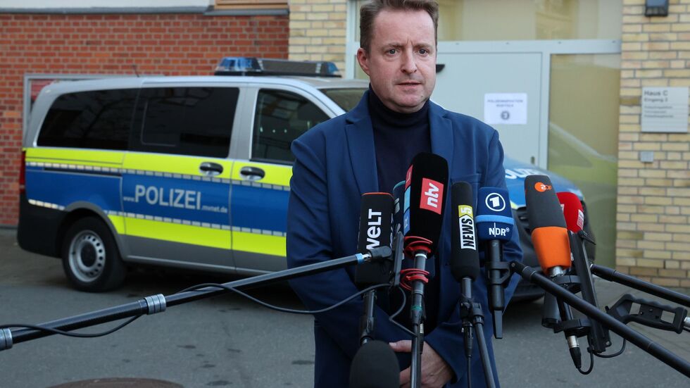 Oberstaatsanwalt Harald Nowack gibt in Rostrock bekannt, worauf viele wochenlang gewartet haben: Im Fakk des achtjährigen Fabian ist ein Haftbefehl ergangen. Oberstaatsanwalt Harald Nowack gibt in Rostrock bekannt, worauf viele wochenlang gewartet haben: Im Fakk des achtjährigen Fabian ist ein Haftbefehl ergangen.