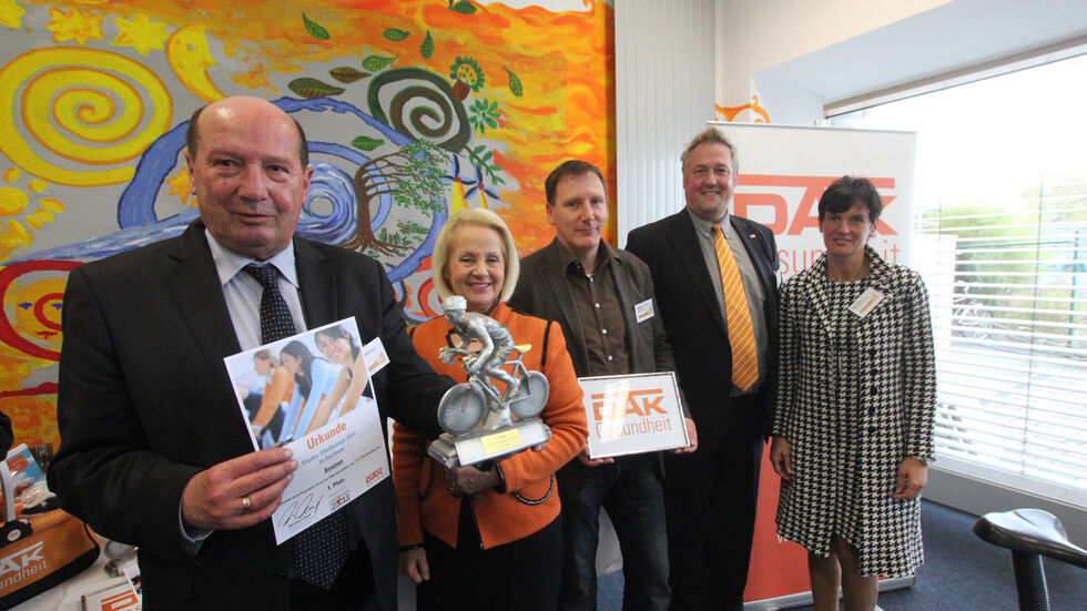 Strah­lende Sieger. Sachsens Sozial­mi­nis­terin Chris­tine Claus (2. v.l.) übergab die Trophäe Bürger­meister Michael Böhmer. Mit dabei - Ines Pröhl, Radio Lausitz (r.). Foto: DAK