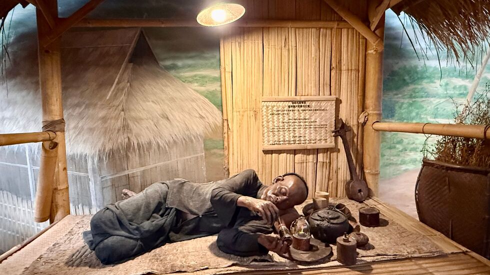 Museen am Goldenen Dreieck zeigen, wie früher Opium geraucht wurde. Museen am Goldenen Dreieck zeigen, wie früher Opium geraucht wurde.