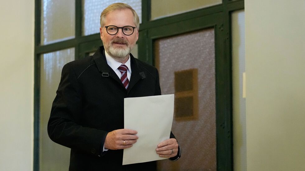 Der tschechische Regierungschef Petr Fiala gibt seine Stimme bei den Parlamentswahlen in einem Wahllokal ab. Nach der Niederlage seiner liberalkonservativen Koalition hat sein Kabinett nun seinen Rücktritt erklärt. (Archivbild)