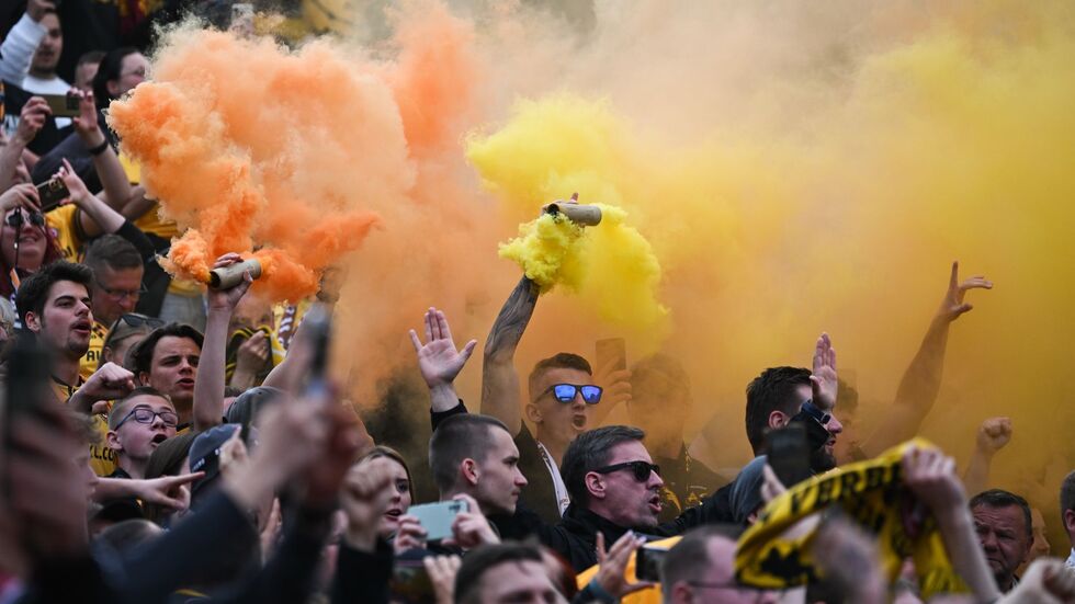 Fans von Dymano Dresden feierten im Mai ausgelassen den Aufstieg. (Archivbild) Fans von Dymano Dresden feierten im Mai ausgelassen den Aufstieg. (Archivbild)