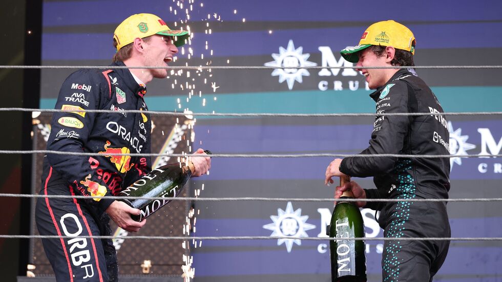 Eine Fahrt von Max Verstappen (l) für den Titel Weltmeister der Herzen. Eine Fahrt von Max Verstappen (l) für den Titel Weltmeister der Herzen.