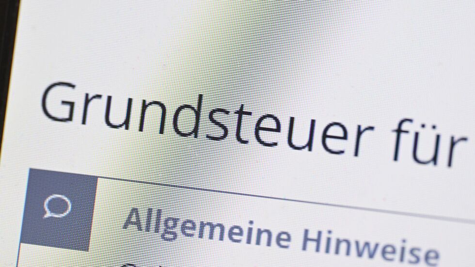 Die alte Grundsteuer-Regelung war wegen veralteter Steuerdaten so realitätsfern, dass das Bundesverfassungsgericht das Gesetz kassierte. Doch Eigentümerverband Haus und Grund und der Steuerzahlerbund halten auch das neue Grundsteuergesetz für verfassungswidrig. (Symbolbild) Die alte Grundsteuer-Regelung war wegen veralteter Steuerdaten so realitätsfern, dass das Bundesverfassungsgericht das Gesetz kassierte. Doch Eigentümerverband Haus und Grund und der Steuerzahlerbund halten auch das neue Grundsteuergesetz für verfassungswidrig. (Symbolbild)