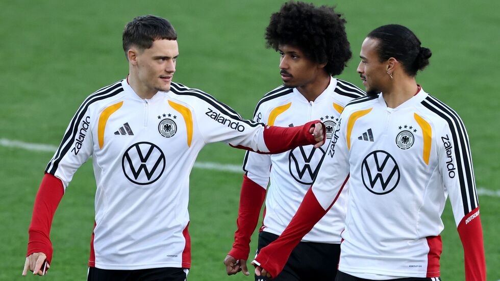 Leroy Sané (r) spielt bei der Nationalmannschaft praktisch auf Bewährung. Leroy Sané (r) spielt bei der Nationalmannschaft praktisch auf Bewährung.