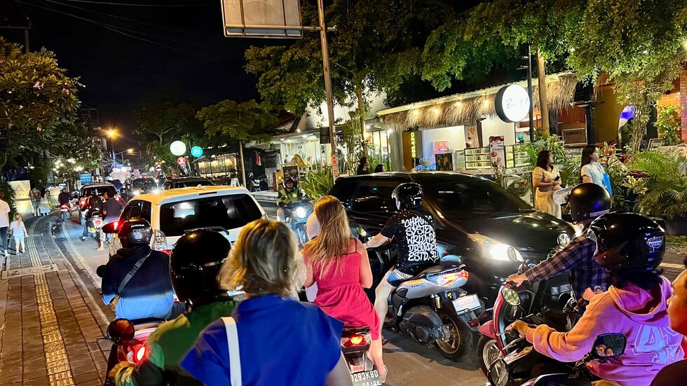 Wegen des Massentourismus sind auf Bali häufig die Straßen völlig verstopft. Wegen des Massentourismus sind auf Bali häufig die Straßen völlig verstopft.
