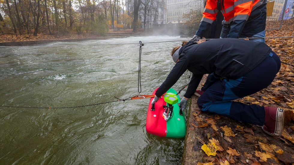Mitarbeiter der Helmut-Schmidt-Universität aus Hamburg, Fachrichtung Wasserbau, vermessen mit speziellen Geräten den Strömungsverlauf und den Untergrund der Eisbachwelle im Englischen Garten. Mitarbeiter der Helmut-Schmidt-Universität aus Hamburg, Fachrichtung Wasserbau, vermessen mit speziellen Geräten den Strömungsverlauf und den Untergrund der Eisbachwelle im Englischen Garten.
