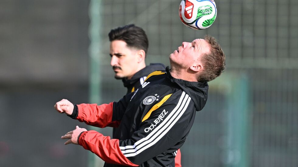 Bundestrainer Nagelsmann jongliert vor dem Training mit einem Ball. Bundestrainer Nagelsmann jongliert vor dem Training mit einem Ball.