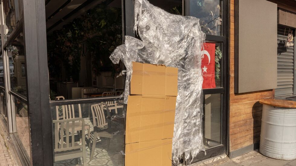 Behörden lassen ein Restaurant schließen. Behörden lassen ein Restaurant schließen.