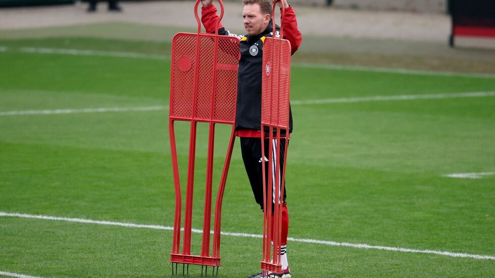 Julian Nagelsmann beobachtet das Training. Julian Nagelsmann beobachtet das Training.