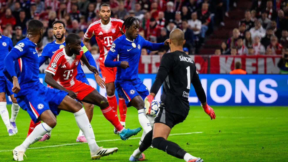 Ein Eigentor von Trevoh Chalobah (2.v.r.) bringt die Bayern in Führung.