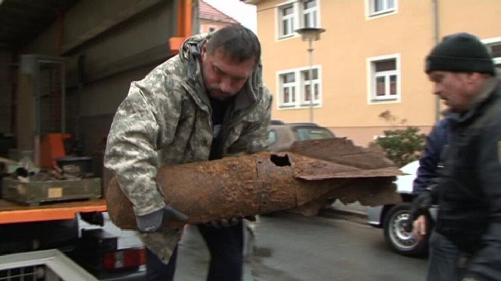 Spezia­list des Kampf­mit­tel­be­sei­ti­gungs­dienstes räumt Muniti­ons­lager aus. Fotos: Tele-Lausitz/ Tino Plunert