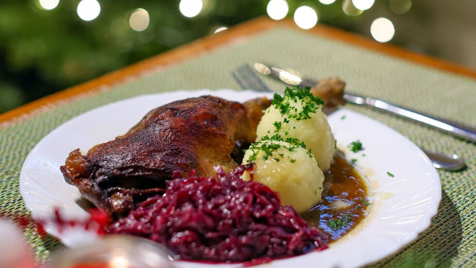 Da läuft einigen das Wasser im Mund zusammen, aber nicht allen: eine Portion knusprige Gänsekeule mit Rotkohl und Klößen. (Archivbild) Da läuft einigen das Wasser im Mund zusammen, aber nicht allen: eine Portion knusprige Gänsekeule mit Rotkohl und Klößen. (Archivbild)