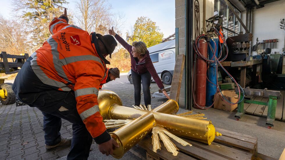 Im Tal wurde das Kreuz zu einer Spezialistin gefahren. Im Tal wurde das Kreuz zu einer Spezialistin gefahren.