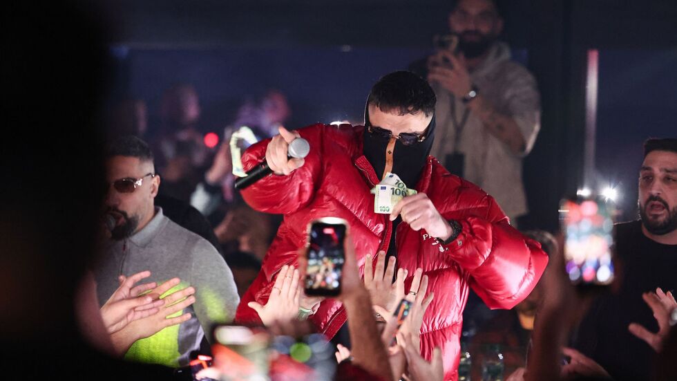 Fürs Publikum gab es Euroscheine statt Botschaften des Rappers. Fürs Publikum gab es Euroscheine statt Botschaften des Rappers.