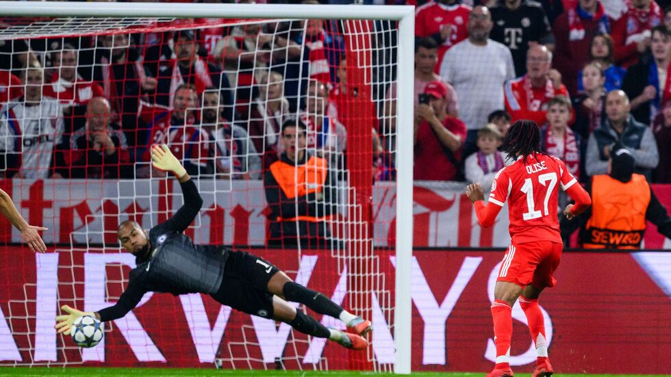 Michael Olise (r) scheitert an Torwart Robert Sanchez.