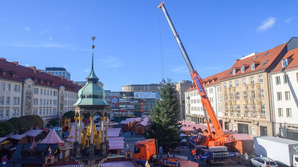 Schon seit Ende Oktober stehen die ersten Buden auf dem Alten Markt vor dem Magdeburger Rathaus. (Archivbild) Schon seit Ende Oktober stehen die ersten Buden auf dem Alten Markt vor dem Magdeburger Rathaus. (Archivbild)