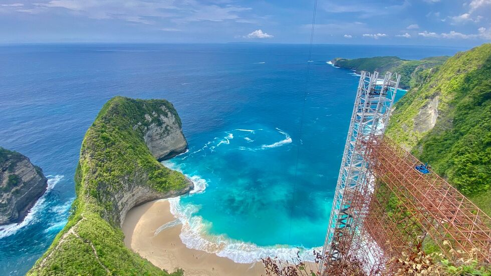 Der Kelingking Beach mit dem T-Rex-Felsen ist ein weltbekanntes Fotomotiv - aber der halbfertige Bau des Glasaufzugs verschandelt den Ausblick. Der Kelingking Beach mit dem T-Rex-Felsen ist ein weltbekanntes Fotomotiv - aber der halbfertige Bau des Glasaufzugs verschandelt den Ausblick.