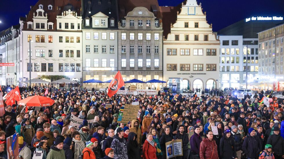 Teilnehmer einer Demonstration «Das Stadtbild bleibt bunt» stehen auf dem Marktplatz. Teilnehmer einer Demonstration «Das Stadtbild bleibt bunt» stehen auf dem Marktplatz.