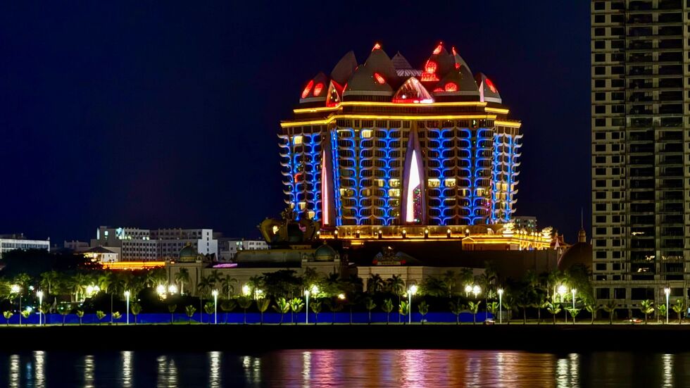 Nachts tanzen auf den kolossalen Kasino-Gebäuden der Sonderwirtschaftszone bunte Lichter über die Fassaden. Nachts tanzen auf den kolossalen Kasino-Gebäuden der Sonderwirtschaftszone bunte Lichter über die Fassaden.