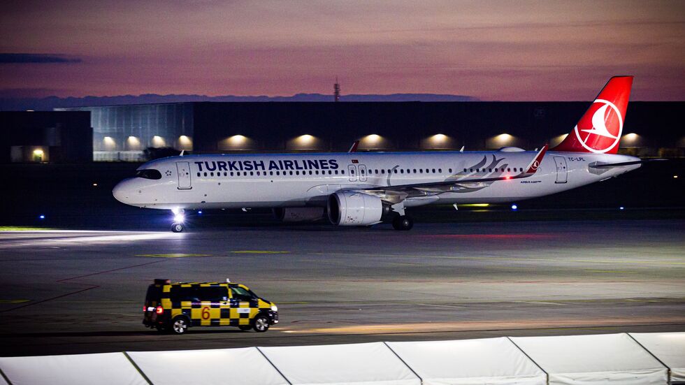Ein Flugzeug rollt über das Flugfeld vom Flughafen Hannover-Langenhagen. Afghanen mit Aufnahmezusage sollen mit dem Linienflug ankommen sein. Ein Flugzeug rollt über das Flugfeld vom Flughafen Hannover-Langenhagen. Afghanen mit Aufnahmezusage sollen mit dem Linienflug ankommen sein.
