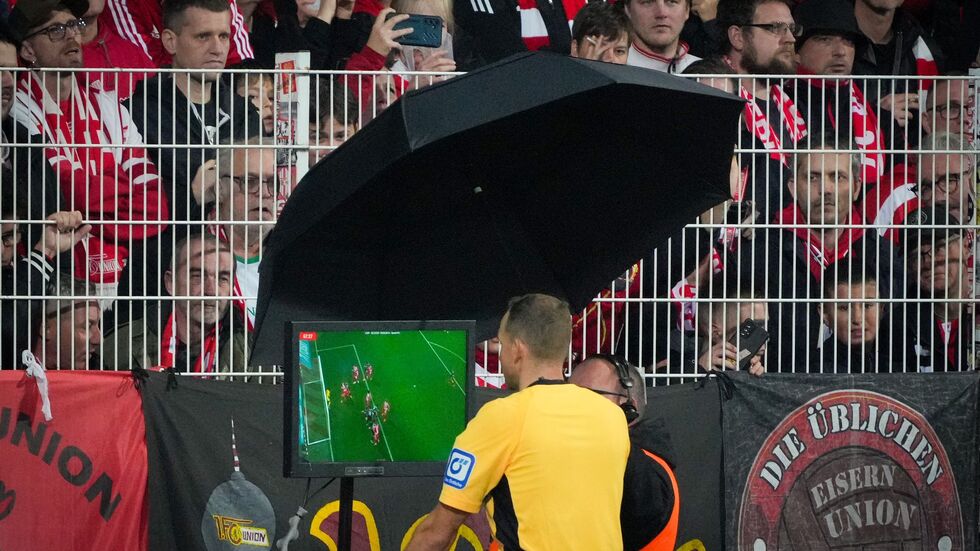 Nahm zwei Tore nach Videobeweis zurück: Schiedsrichter Sören Storks Nahm zwei Tore nach Videobeweis zurück: Schiedsrichter Sören Storks