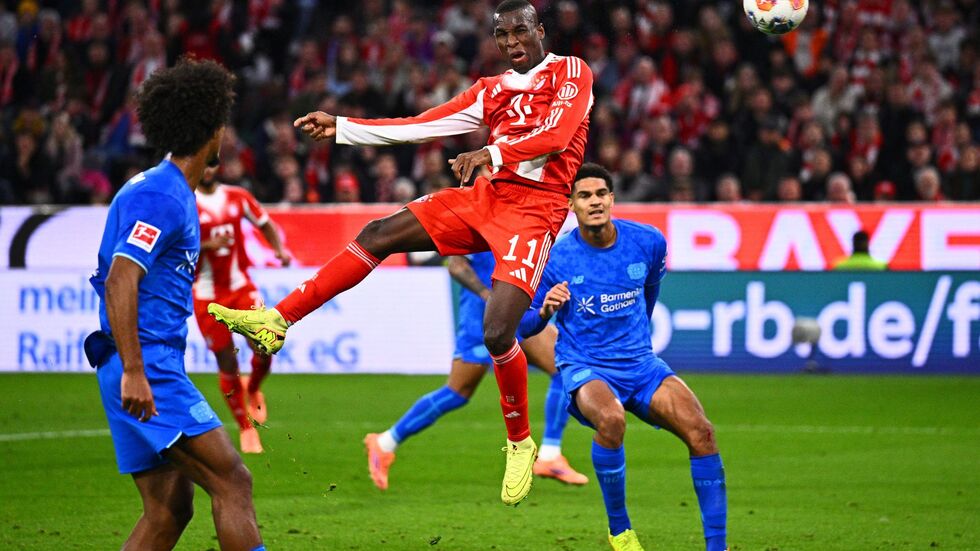 Loïc Badé (l) schaute erst beim Kopfball von Nicolas Jackson zu, traf später ins eigene Tor.