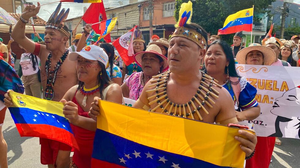 Tausende Indigene und internationale Klimaschützer zogen durchs Zentrum der Millionenstadt Belém. Tausende Indigene und internationale Klimaschützer zogen durchs Zentrum der Millionenstadt Belém.