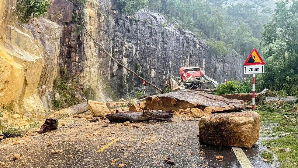 Schwere Felsbrocken und Gestein waren auf den Bus gestürzt. Schwere Felsbrocken und Gestein waren auf den Bus gestürzt.