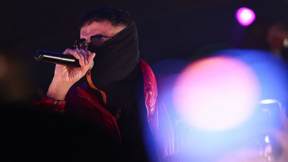 Der Rapper zeigte sich beim Auftritt in Gießen erneut verhüllt. Der Rapper zeigte sich beim Auftritt in Gießen erneut verhüllt.