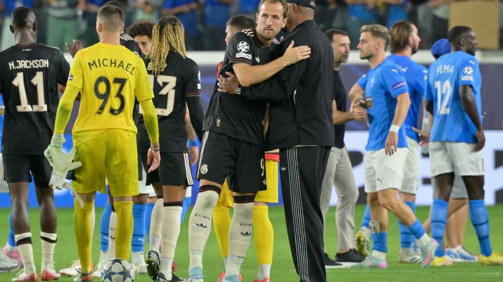 Harry Kane klatscht mit Trainer Kompany ab.