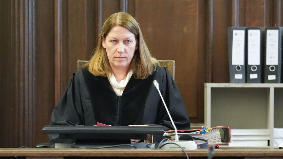 Die Vorsitzende Richterin unterbrach die Erklärung der Angeklagten Block mehrfach. Die Vorsitzende Richterin unterbrach die Erklärung der Angeklagten Block mehrfach.