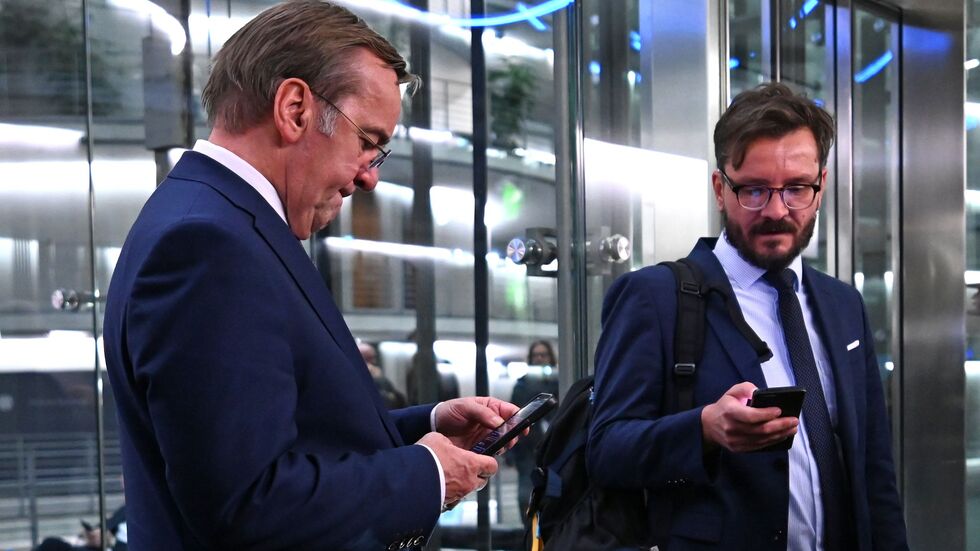 Der Verteidigungsminister musste lange warten. Der Verteidigungsminister musste lange warten.