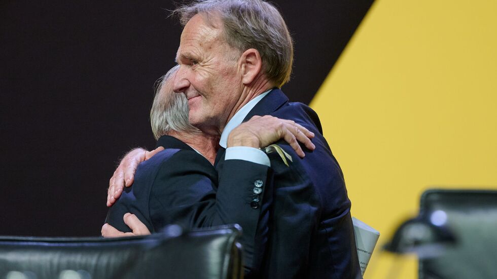 Auf der Bühne versöhnten sich der bisherige Präsident Reinhold Lunow und sein Nachfolger Hans-Joachim Watzke öffentlich