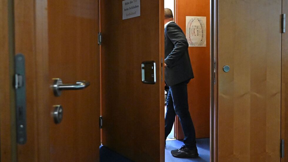 Beratungen hinter verschlossener Tür. Beratungen hinter verschlossener Tür.