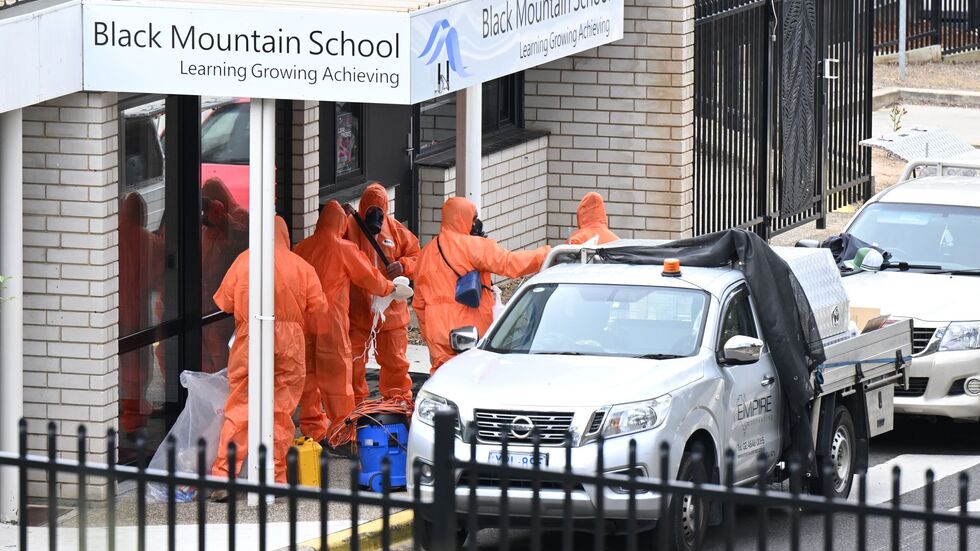 In Schutzanzügen wurden die Schulen gesäubert und der Sand entsorgt. In Schutzanzügen wurden die Schulen gesäubert und der Sand entsorgt.